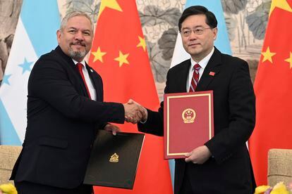 Honduras Foreign Minister Eduardo Enrique Reina Garcia, left, and Chinese Foreign Minister Qin Gang shake hands following the establishment of diplomatic relations between the two countries.