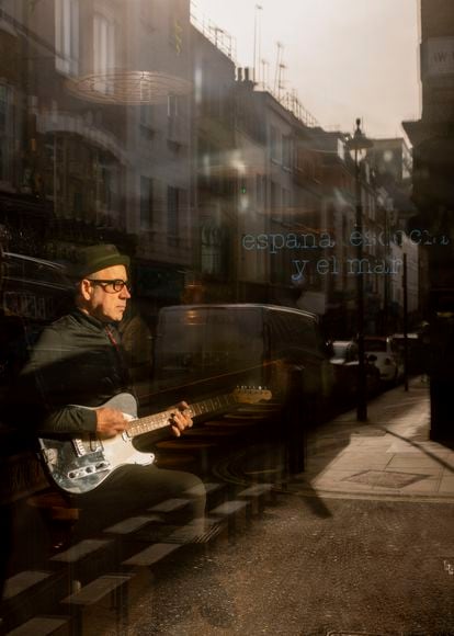 Stephen Lironi photographed while playing guitar in Maresco – a restaurant that he runs in the London neighborhood of Soho. The establishment serves shrimp from his native Scotland, cooked in a Spanish style.