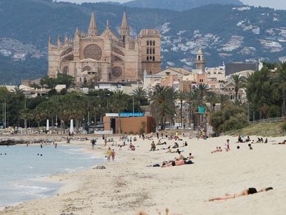 A beach in Palma de Mallorca on the first day of Phase 2 of the deescalation plan.