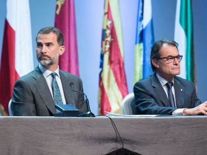 King Felipe VI (l) with Artur Mas in Barcelona on Thursday.