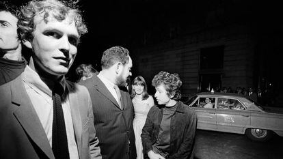 Al Aronowitz (center) with Bob Dylan (right) on their way to meet The Beatles at the Delmonico Hotel.