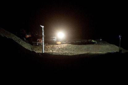Work on the vertical tunnel continued throughout the night.