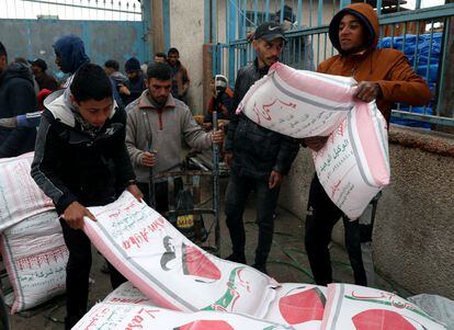 Flour distribution by UNRWA in Rafah, on January 29.