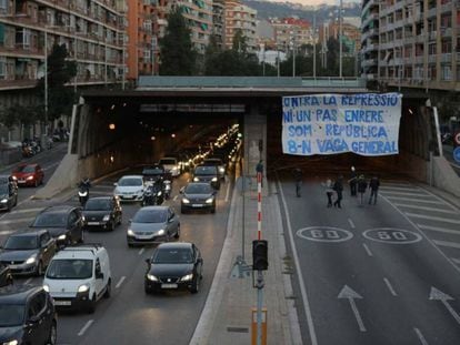 A pro-independence sign calling for an end to repression on Barcelona's Ronda del Mig road.