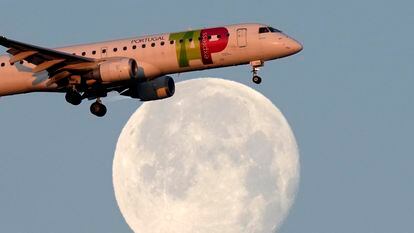 A TAP Air Portugal airplane during the approach to the Lisbon airport.