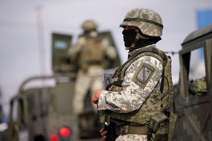 A Mexican soldier stands guard during the repatriation of two Americans killed in Matamoros (Tamaulipas) on January 9.
