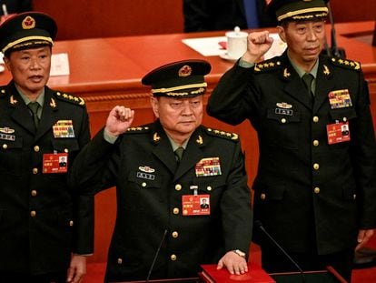 Zhang Youxia (center) is sworn in as new vice president of the Central Military Commission during National People's Congress in Beijing.