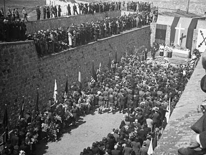 A Mass held in Montjuïc Castle’s Santa Elena Moat shortly after the Civil War.