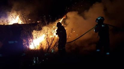 Firefighters battle against the blaze in Gran Canaria (Spanish text).