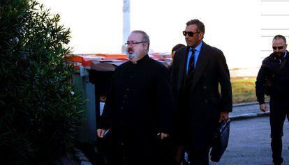 Ramón Tejero (l), a Catholic priest who is the son of Antonio Tejero, the former Civil Guard lieutenant-colonel who led the failed coup against Spanish Congress on February 23, 1981, will be in charge of officiating the reburial Mass of Francisco Franco. In this image, Ramón Tejero arrives at the El Pardo-Mingorrubio cemetery.