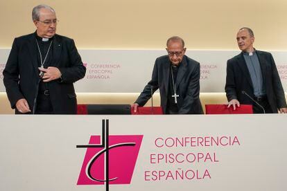 From left, César García Magán, Juan José Omella and Josetxo Vera during a press conference in Madrid; October 31, 2023.