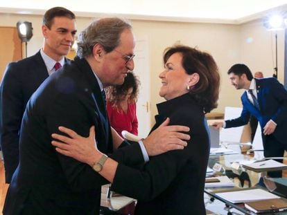 Catalan premier Quim Torra greets Spain's Deputy PM Carmen Calvo while PM Pedro Sánchez looks on.