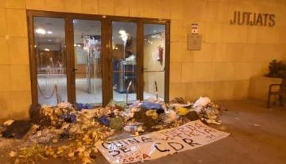 Pro-secession activists hurled trash at courtrooms to show opposition to the upcoming trial.