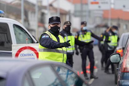 Police monitor cars leaving Santiago de Compostela in Galicia.