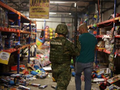 Un militar asegura una tienda después del saqueo, en Veracruz (México).