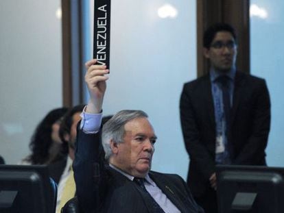 Venezuelan Representative at the OAS, Roy Chaderton, votes against media access to the session.