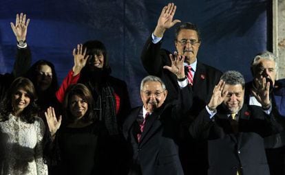 Raúl Castro, alongside Laura Chinchilla and other leaders.