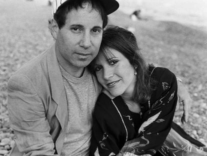 Paul Simon and Carrie Fisher, photographed on a beach in France in September 1983.