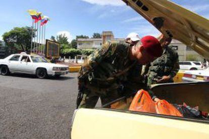 Venezuelan soldiers inspect a car at a crossing point along the Venezuelan-Colombian border in San Cristóbal.