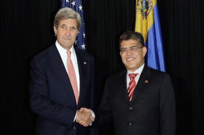 US Secretary of State John Kerry (L) shakes hands with Venezuelan Foreign Minister Elias Jaua on Wednesday in Guatemala.