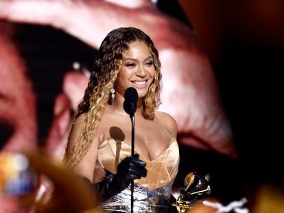 Beyoncé collects her Grammy for best electronic music album, at the 65th edition of the Grammy Awards, on February 5, 2023, in Los Angeles (California).