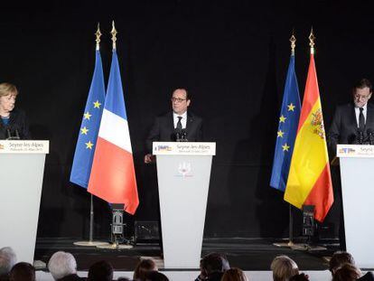 French President Francois Hollande (center), German Chancellor Angela Merkel (left) and Spanish Prime Minister Mariano Rajoy in Seyne-les-Alpes.