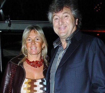Italian fashion house CEO Vittorio Missoni (r) poses with his wife Maurizia Castiglioni (l) in Milan, Italy, in 2005.