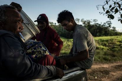 Mineros ilegales viajan en un camión en su huida de la reserva yanomami, el 7 de febrero de 2023, en Alto Alegre (Brasil)