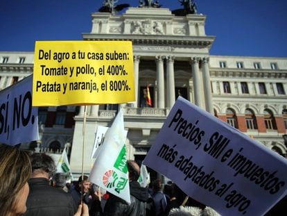 Protesters outside the Agriculture Ministry with a sign reading: “From the farm to your house, the cost of tomatoes and chicken increases 400%, potato and oranges 800%.”