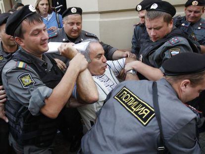 Russian police arrest Kasparov in Moscow during a demonstration against Putin in 2012.