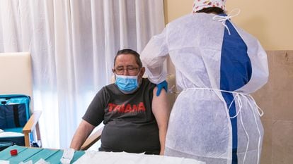 Vicente Mirón, 72, was the first person to receive the coronavirus vaccine in Extremadura. 