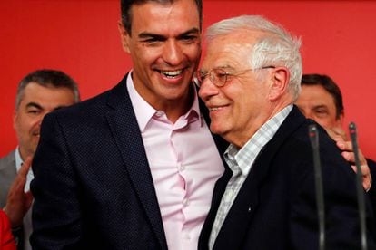 The PSOE candidate for European elections Josep Borrell (r) with acting PM Pedro Sánchez.