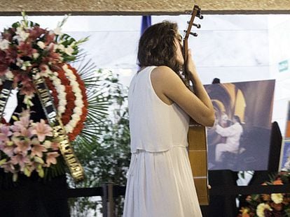 Alba Molina sings by her father’s coffin on Tuesday.
