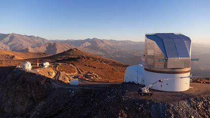 The Vera C. Rubin Observatory in northern Chile will host the decade-long Legacy Survey of Space and Time, set to begin in 2025. The Observatory’s 8.4-meter Simonyi Survey Telescope will collect images at a rate that covers the entire visible sky every few nights, potentially allowing for the detection of more interstellar interlopers.