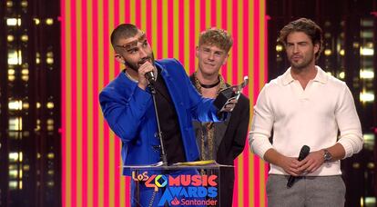 The singer Manuel Turizo thanks his team in his acceptance speech at the Los40 Music Awards, in Madrid on November 3.