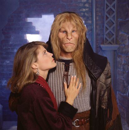 Linda Hamilton in ‘Beauty and the Beast,’ district attorney by day, lover of a sensitive, cultured lion-man by night. This series aired on CBS between 1987 and 1990 and the guy underneath all that makeup is, who else, Ron Perlman.