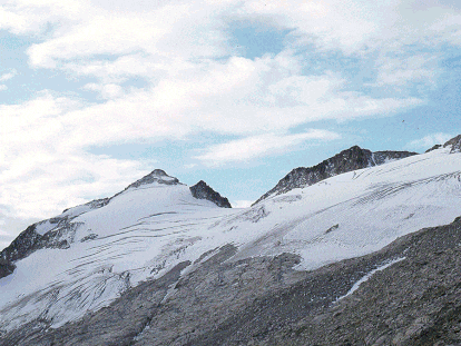 Two views of the Aneto glacier, in 1982 and 2022.