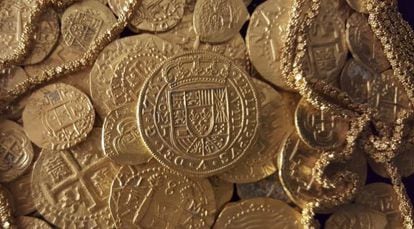 Gold coins and a chain recovered from a 18th century Spanish shipwreck off the coast of Florida by a married couple.