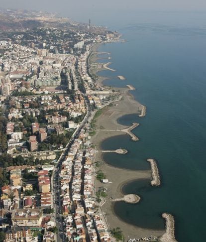 An aerial view of the overcrowded coastline in Pedregalejo and El Palo, in M&aacute;laga. 