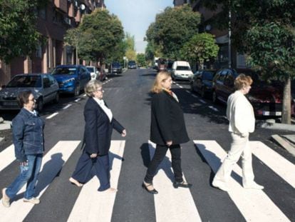 The Lideresas of Villaverde pose as The Beatles.