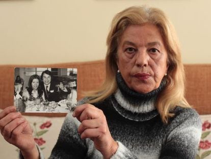 Isabel Gonz&aacute;lez holds up a photo of herself with her husband, the night before he was killed.