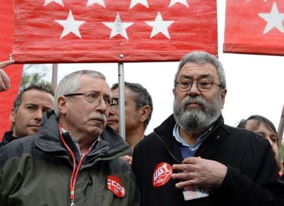 CCOO union leader Ignacio F&eacute;rnandez Toxo (l) and his UGT counterpart C&aacute;ndido M&eacute;ndez lead a May Day march in Madrid on Wednesday.