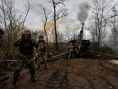 Ukrainian servicemen fire a 2A65 Msta-B howitzer towards Russian troops on the front lines in Zaporizhzhia, Ukraine January 5, 2023.