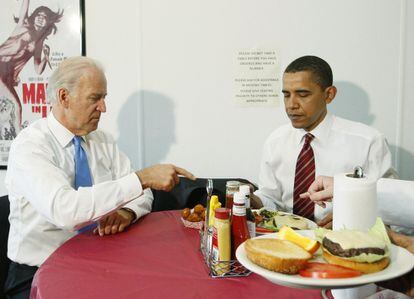 Then US President Barack Obama (right) and Vice President Joe Biden eating a hamburger at Ray's Hell Burger in Arlington (Virginia) in 2009.
