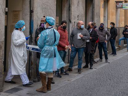 People lining up to get a PCR test at the Malasaña health center in Madrid on December 20.