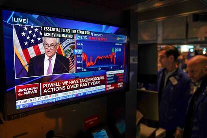 Traders on the floor at the New York Stock Exchange watch Federal Reserve Chair Jerome Powell's news conference after the Federal Reserve interest rate announcement on February 1, 2023.