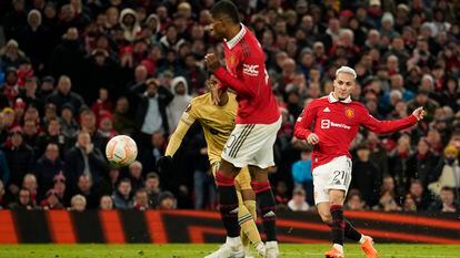 Antony shoots to score the winning goal in Manchester United's match against Barcelona in the Europa League.