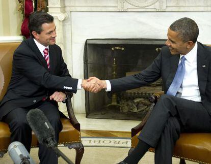 Enrique Pe&ntilde;a Nieto (l) shakes hands with President Obama Tuesday at the White House.