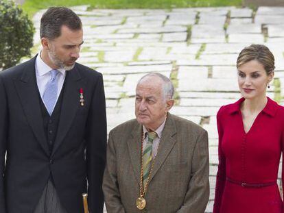 King Felipe VI, Juan Goytisolo and Queen Letizia at Thursday&rsquo;s ceremony