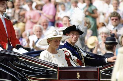 On June 14, 1992, the Prince and Princess of Wales attended the traditional ceremony of the Order of the Garter at Windsor Castle. Diana barely looked up from the ground, and a slight smile showed on her face. That same day, 'Diana, Her True Story' was published, a book by Andrew Morton, with whom the princess had collaborated in secret. The biography unleashed controversy with revelations about her alleged suicide attempts.